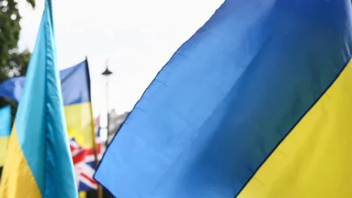 Italozott férfiak tépték le az ukrán zászlót Vilniusban, gyors őrizetbe vétel