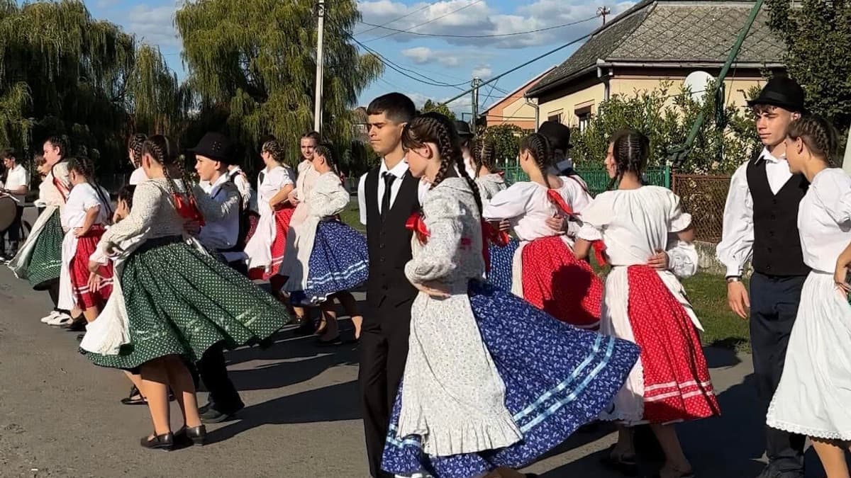 Kisgejőcön újraéledtek a szüreti hagyományok élő fiatalokkal