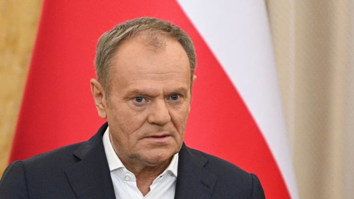 Merényletgyanú Lengyelországban: Tusk és a védelmi miniszter is veszélyben lehet