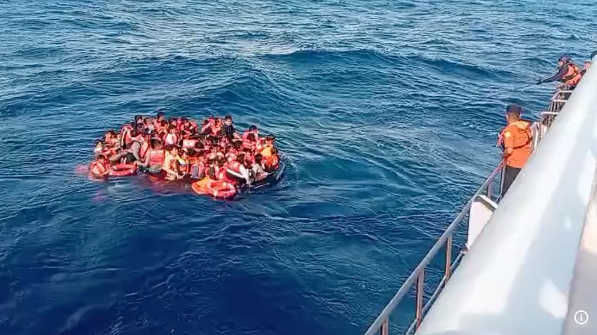 Eltűnt személyhajó Jáva-tengeren: több száz utas közül százak még eltűntek