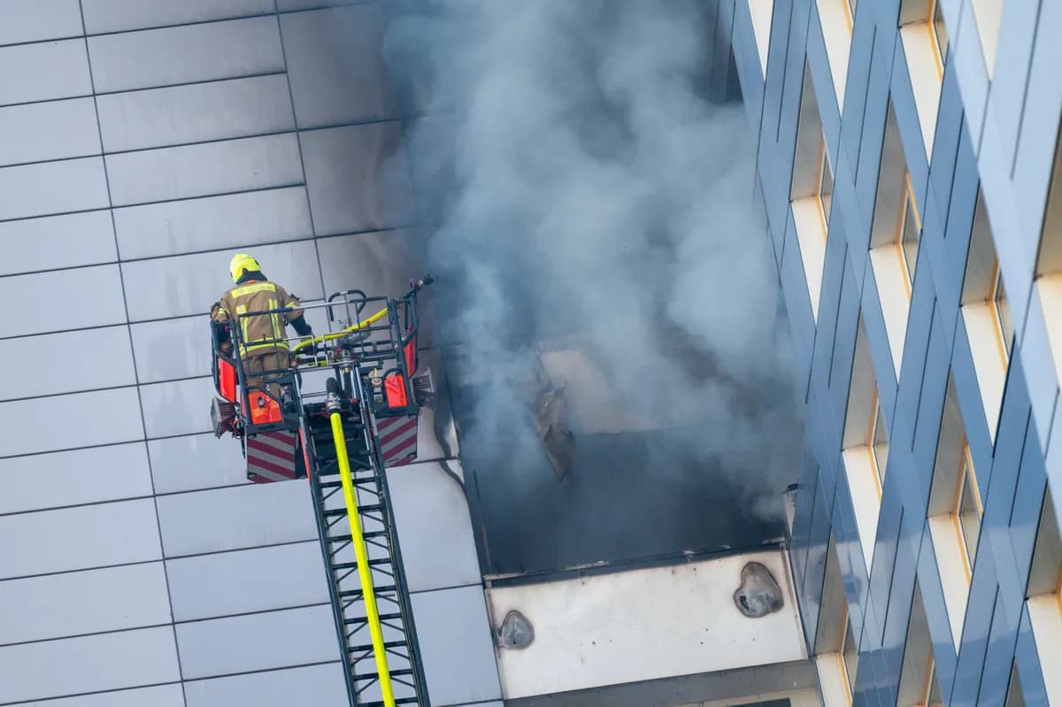 Súlyos tűz pusztított berlini toronyházban – drámai lakómentés