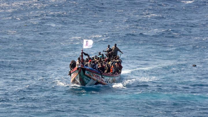 Tragédia a Kanári-szigetek közelében: Több mint negyven migránst mentettek felborult hajóból