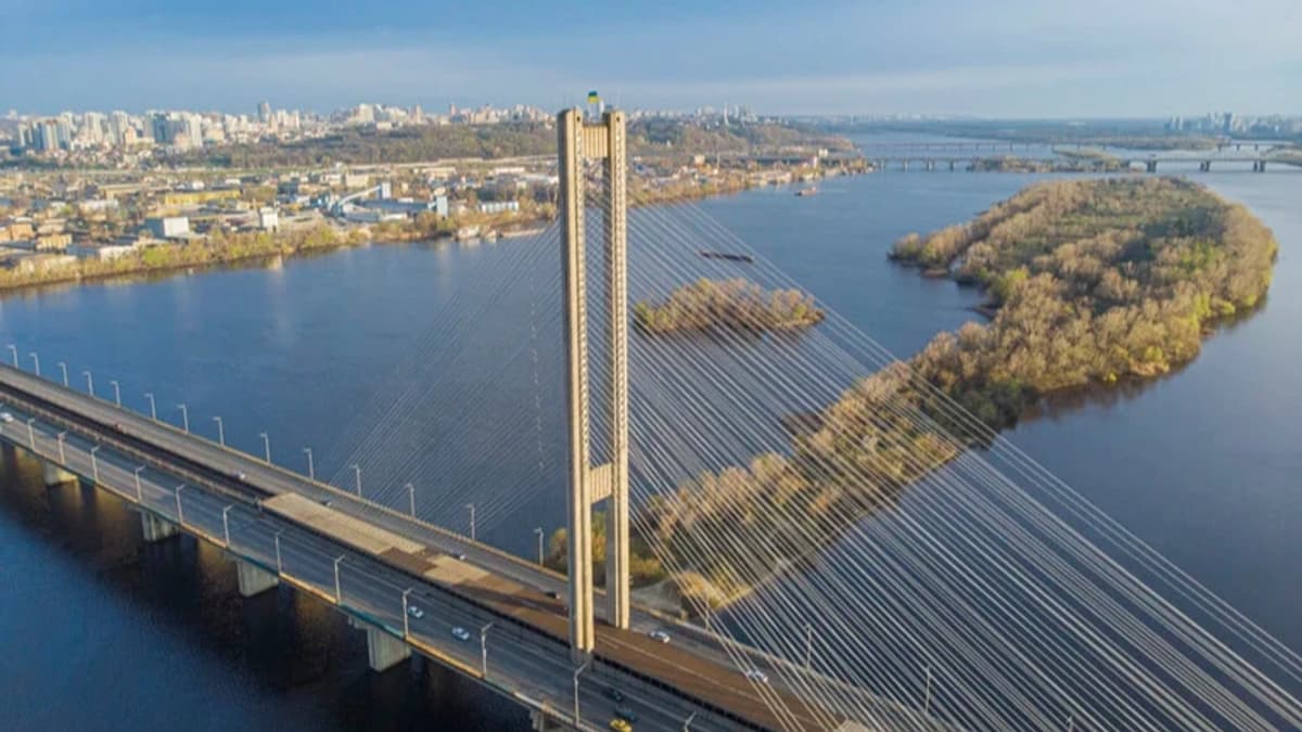 Kijev több pontonhidat épít és alagutat tervez a Dnyeper alatt a hídkárok elkerülésére