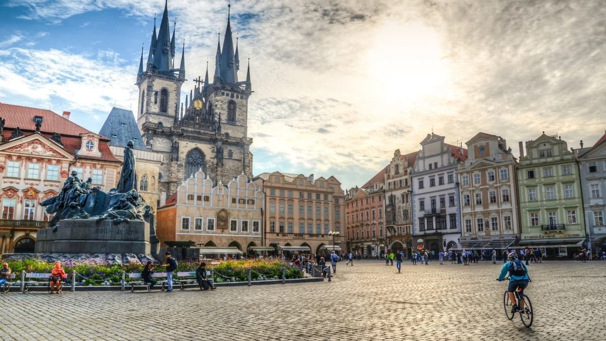 Tízezrek tiltakoztak Prágában a közszolgálati média átalakítása ellen