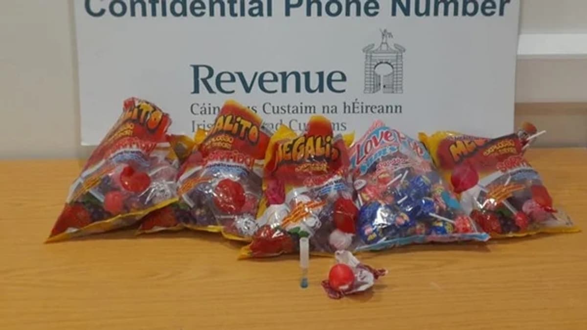 Pofonegyszerű trükk: nyalókák közé rejtett kokaint foglaltak le Dublinban