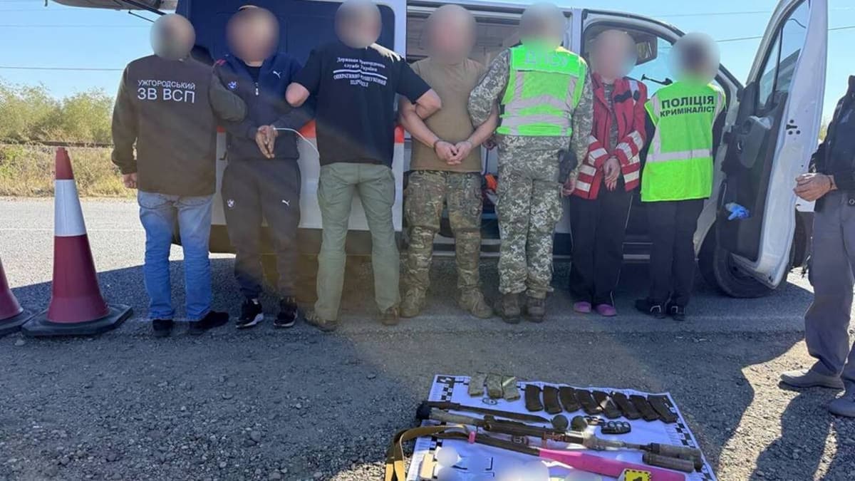 Mentőautóban rejtőzve: Fegyverek és két illegális határátlépőt fogtak Kárpátalján