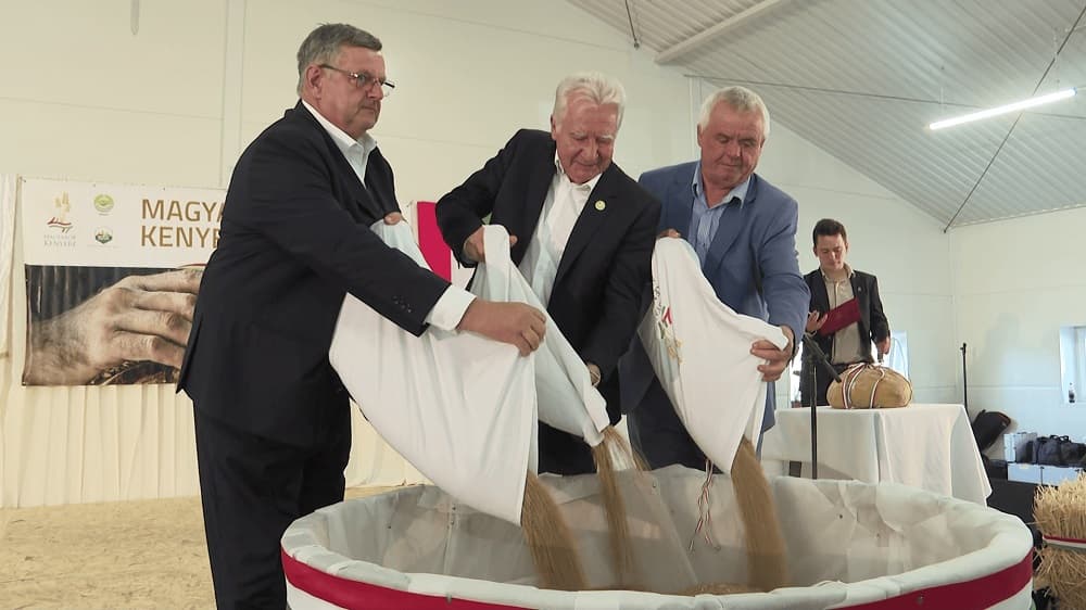 Helvécián ünnepelték a Kárpát-medencei búzaösszeöntést a nemzeti összefogás jegyében