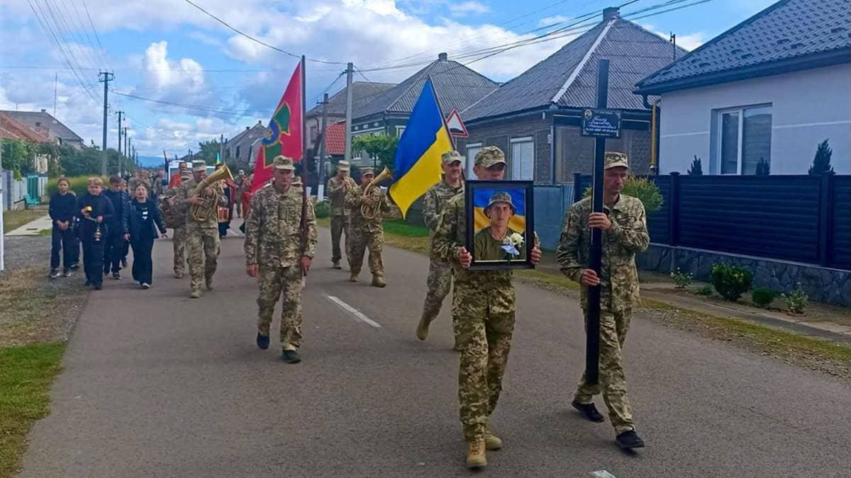 Utolsó útjára kísérték a 27 éves kárpátaljai határőrt, Vaszil Holodot