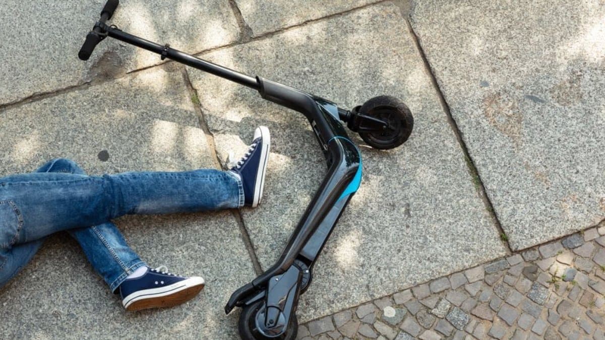 Rollerező kisfiút gázolt el egy motorkerékpár Perecseny közelében