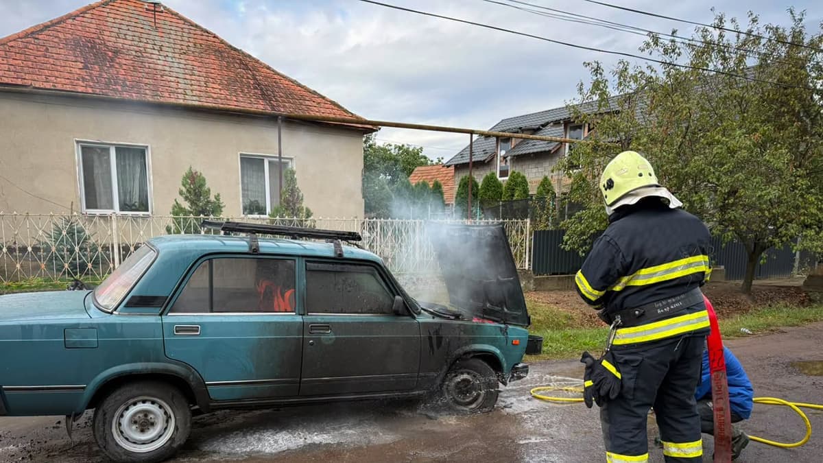 Kisdobronyban kigyulladt egy Vaz autó, sikeres oltás a tűzoltók előtt
