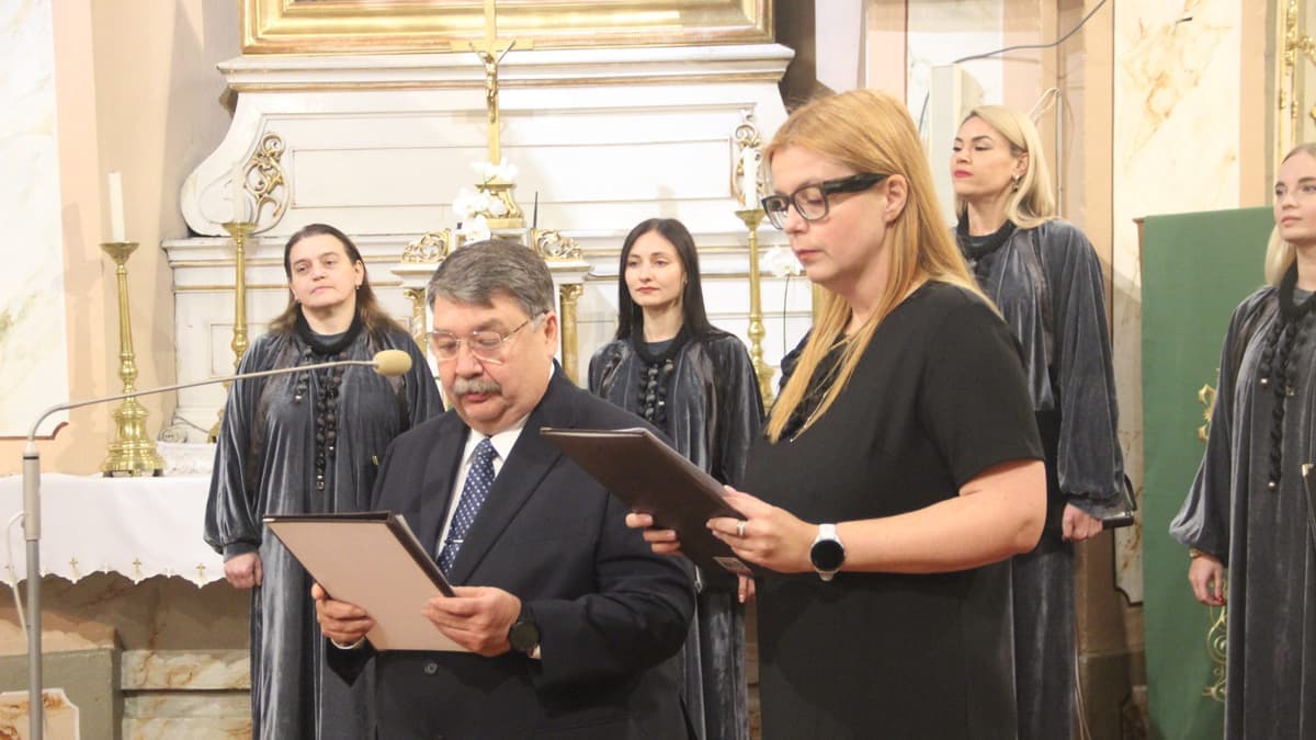 Ungváron a szabadság és emlékezet zenéje szólt a Cantus kórus előadásában