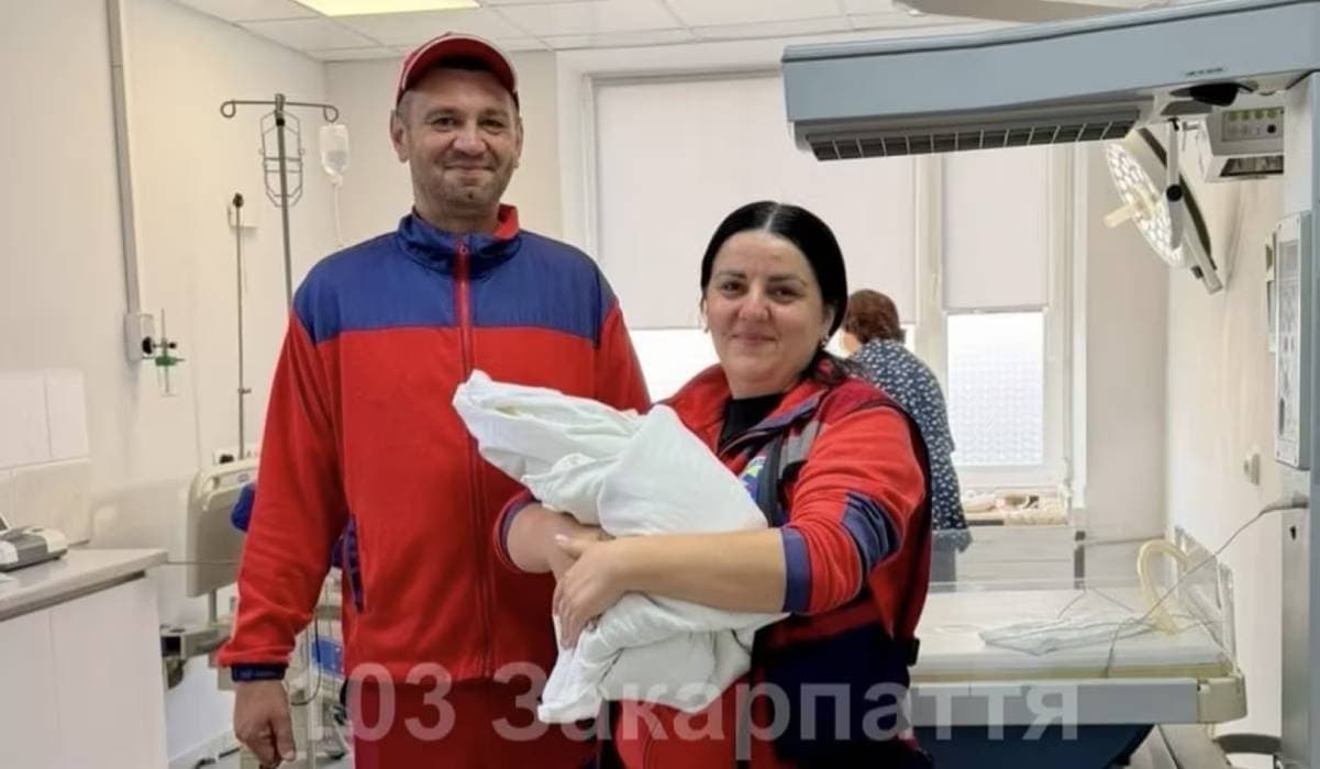 Mentőautóban érkezett meg a Munkácsi járásban egy család tizenegyedik gyermeke