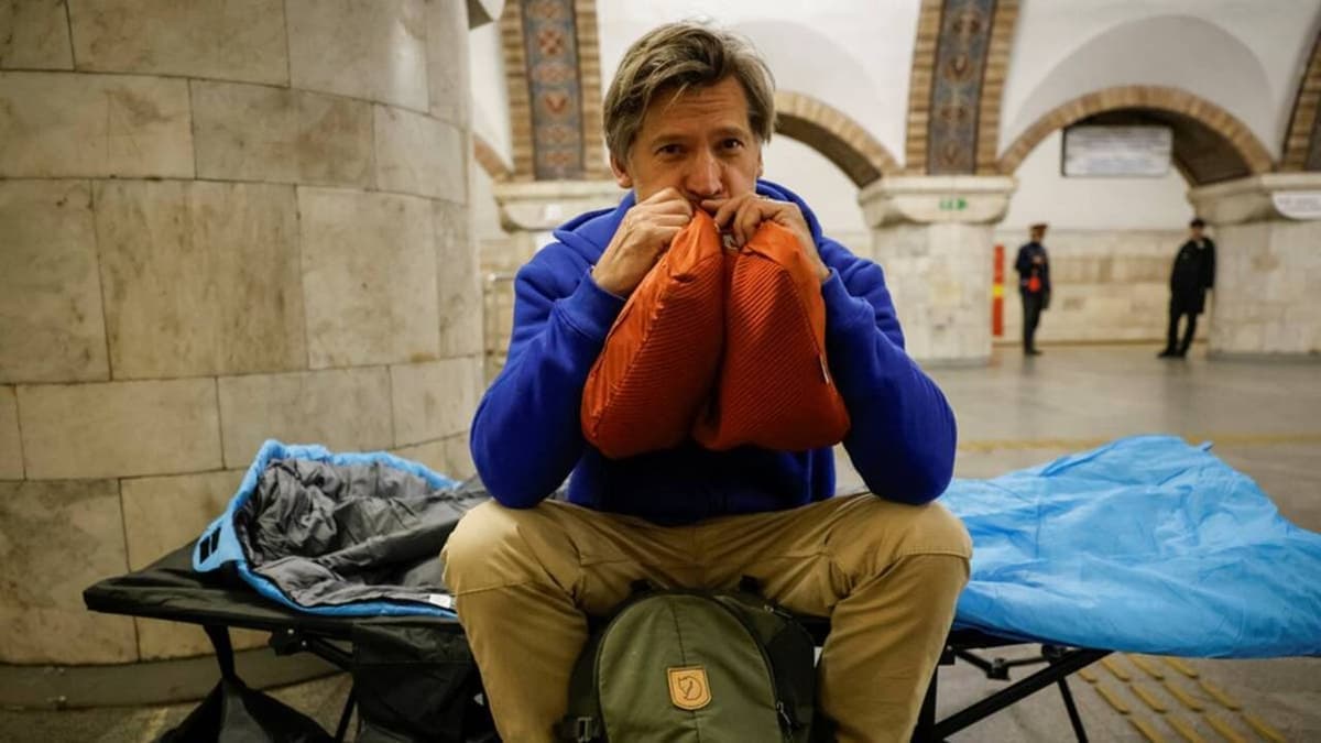 Trónok Harca-sztár Nikolaj Coster-Waldau az ukrajnai légiriadó alatt a kijevi metróban