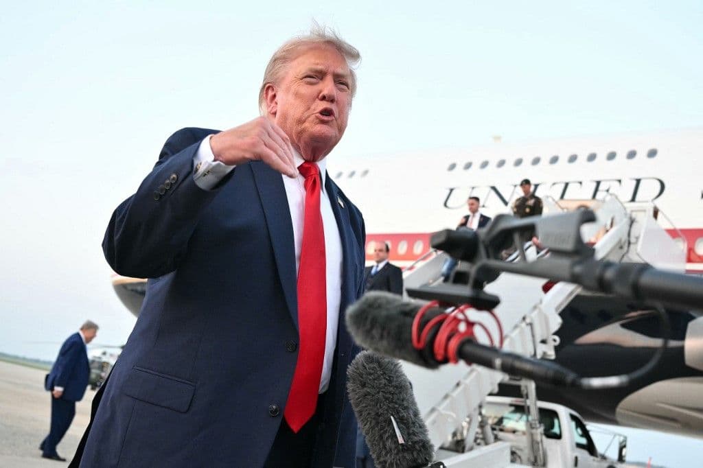 Trump elnök új gazdasági szankciókat vet be Irán ellen
