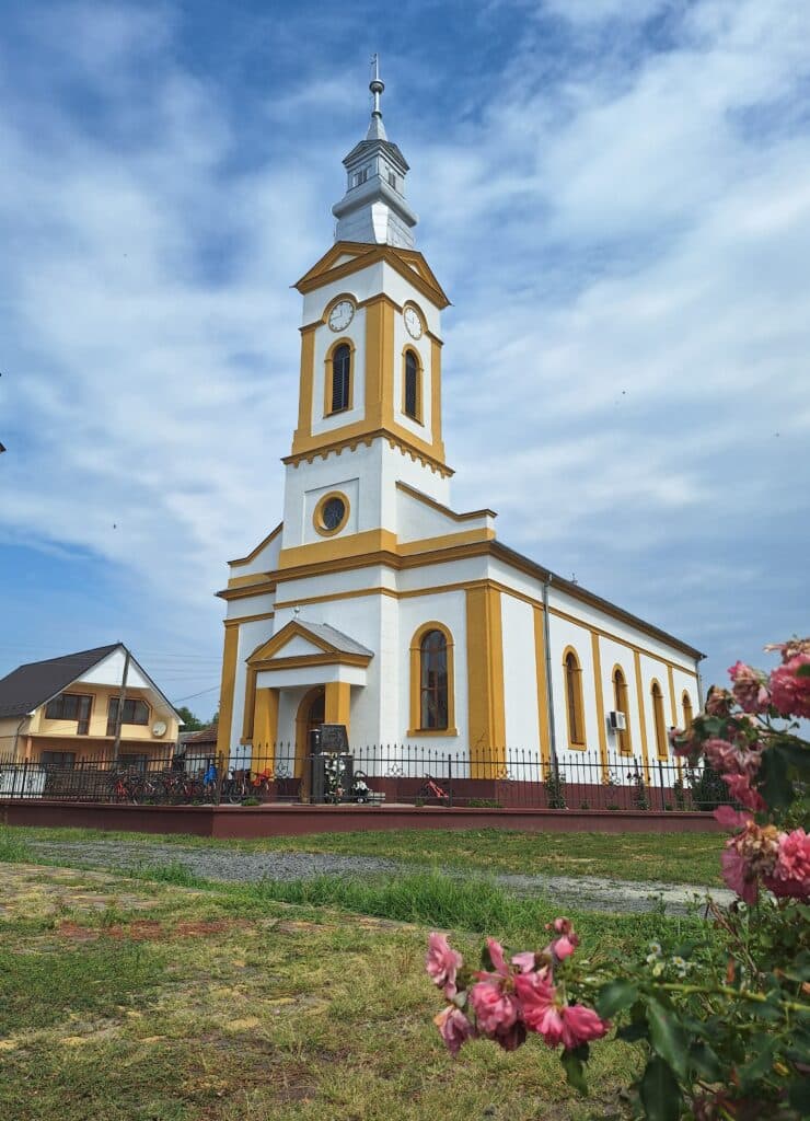 Lenyűgöző kép az izsnyétei református templomról