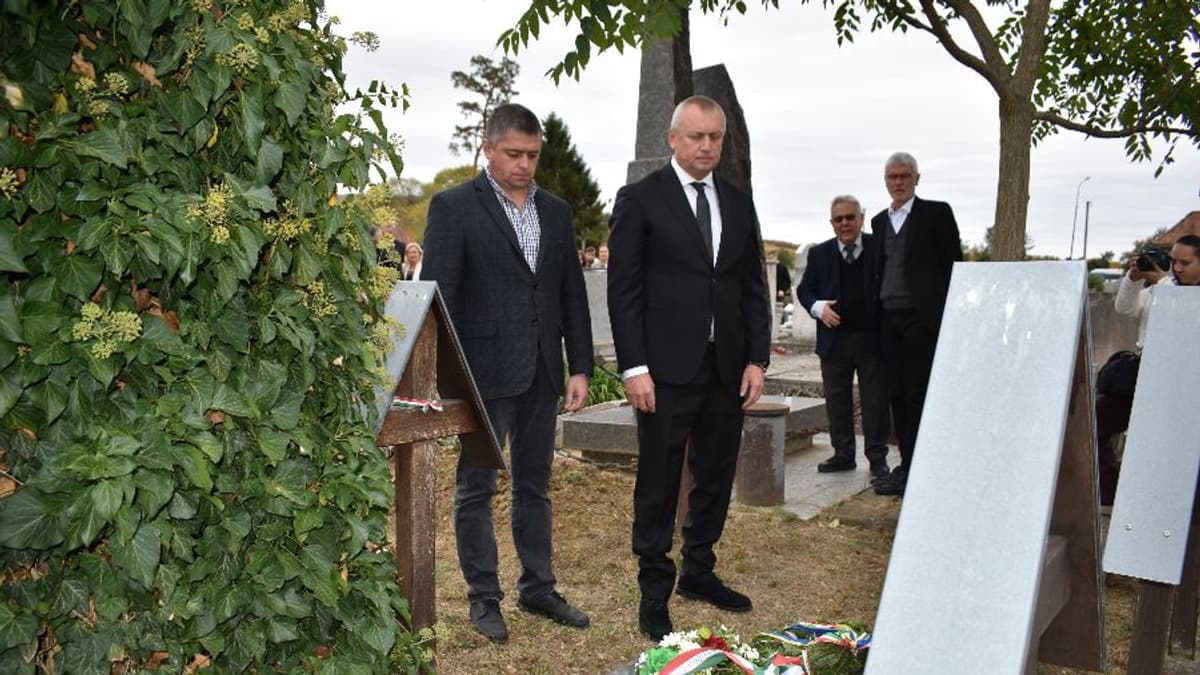 Beregszászban 82 éve súlyos légitámadás nyomaira emlékeztek