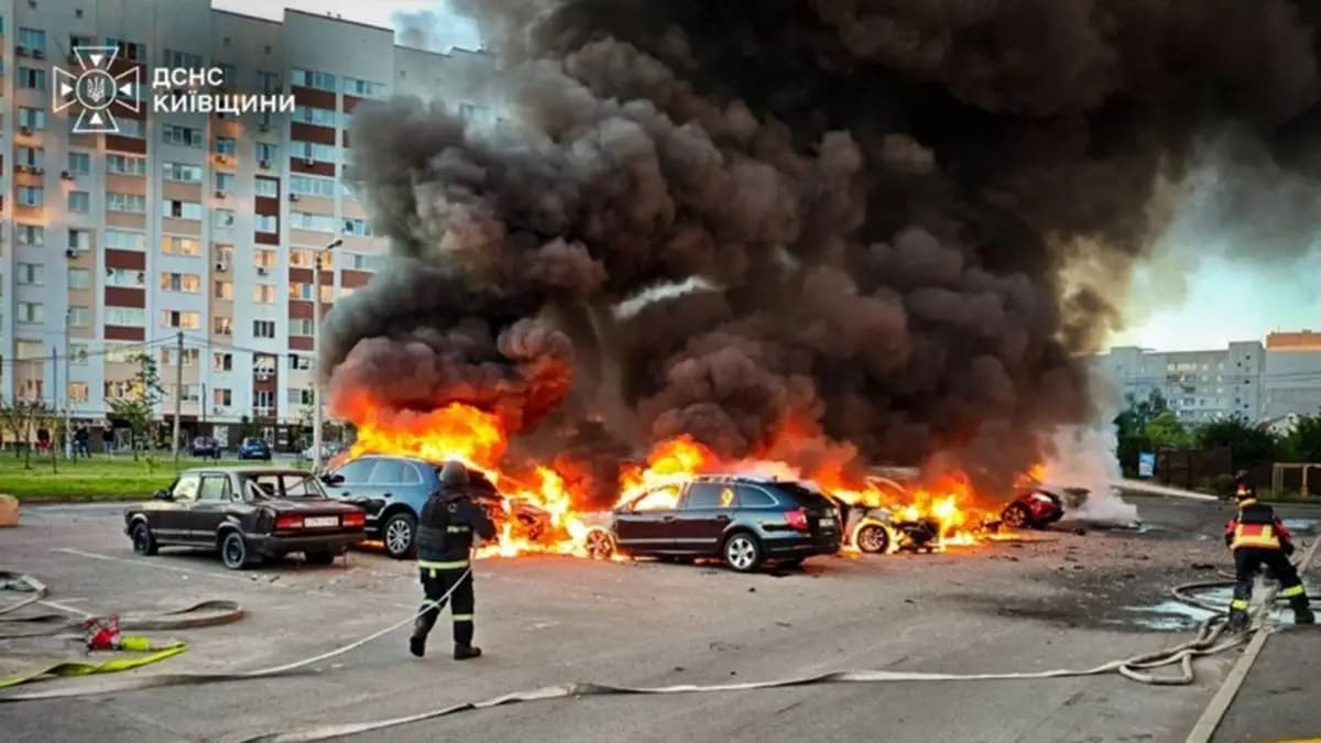 Orosz dróncsapás Kijev megyében: civil épületek és járművek sérültek