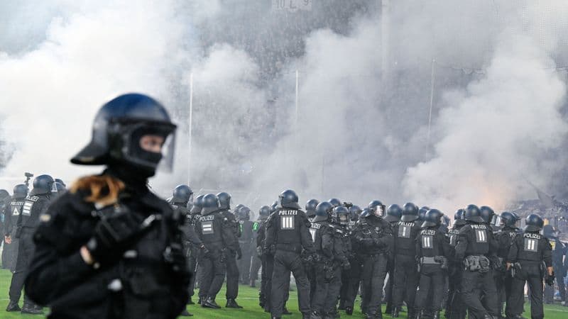 Erőszak és sérülések egy német labdarúgó-mérkőzésen: Több tucat rendőr és szurkoló megsérült