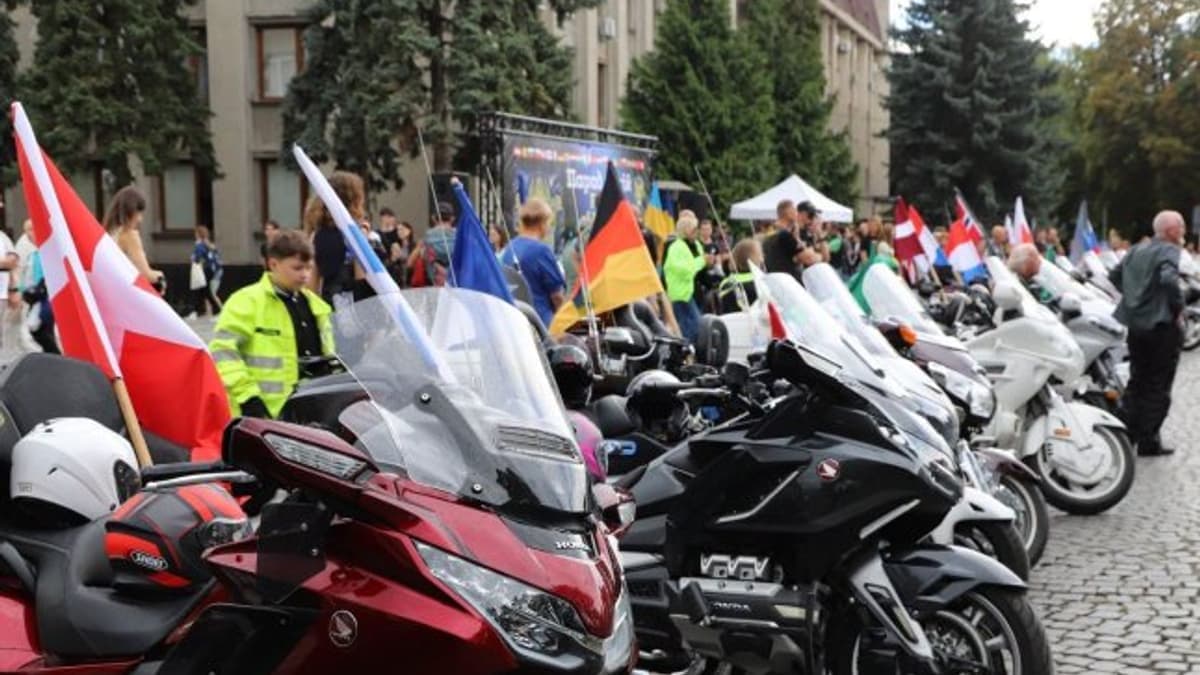Nemzetközi motorosok parádéja zajlott Ungváron az ukrán támogatás jegyében