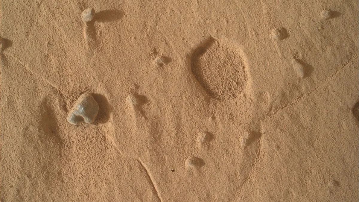 Titokzatos, széles mélyedések rejtélye a Marson a Curiosity felvételein