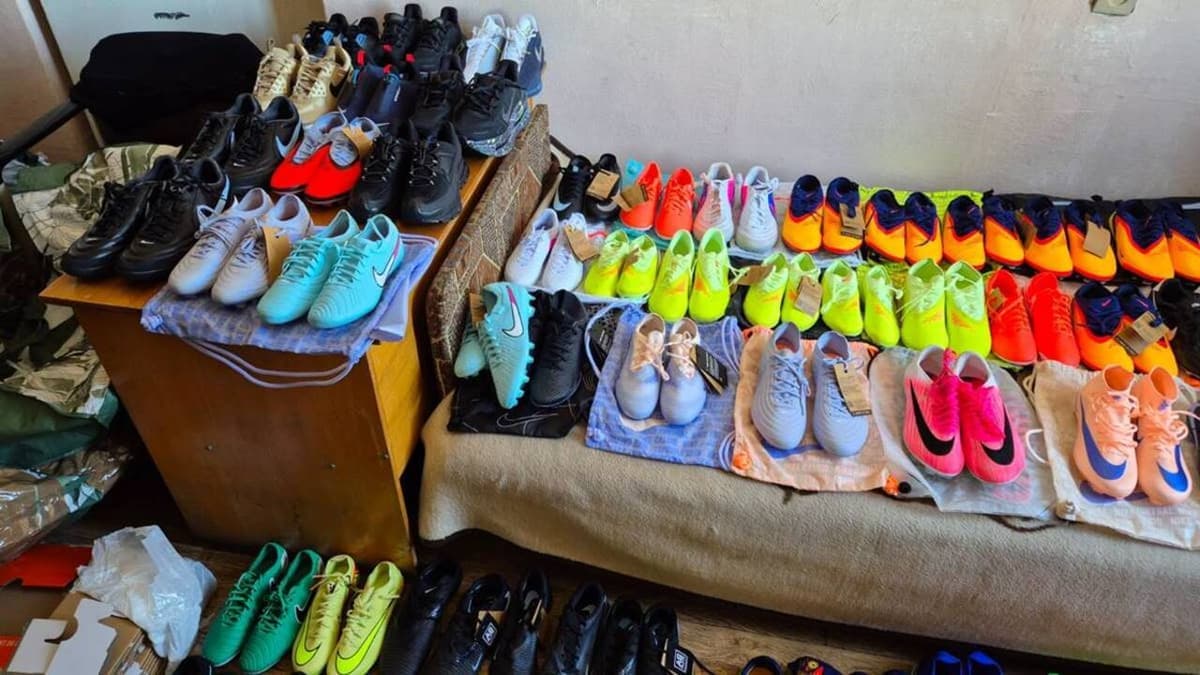 Nevetlenfalunál fogtak el 57 pár Nike cipőt és egy minitraktort csempészet közben