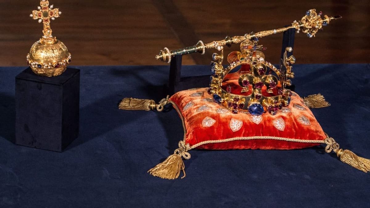 Különleges kiállítás: újra láthatók a cseh koronázási ékszerek a prágai várban