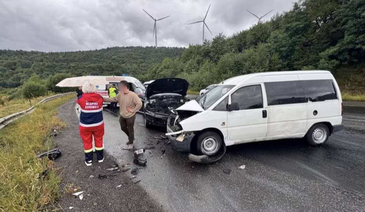 Súlyos baleset a Kijev–Csap autóúton: hatan sérültek meg