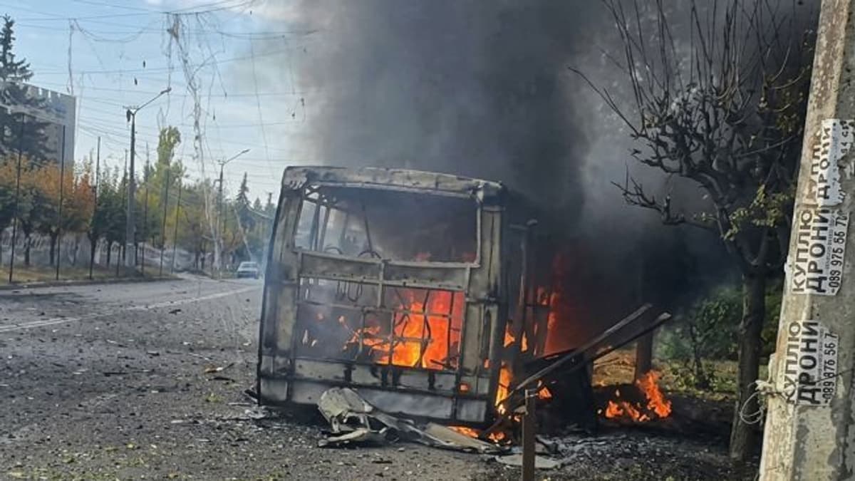 Kramatorszk tragédiája: 33 civil áldozat egy busztámadásban