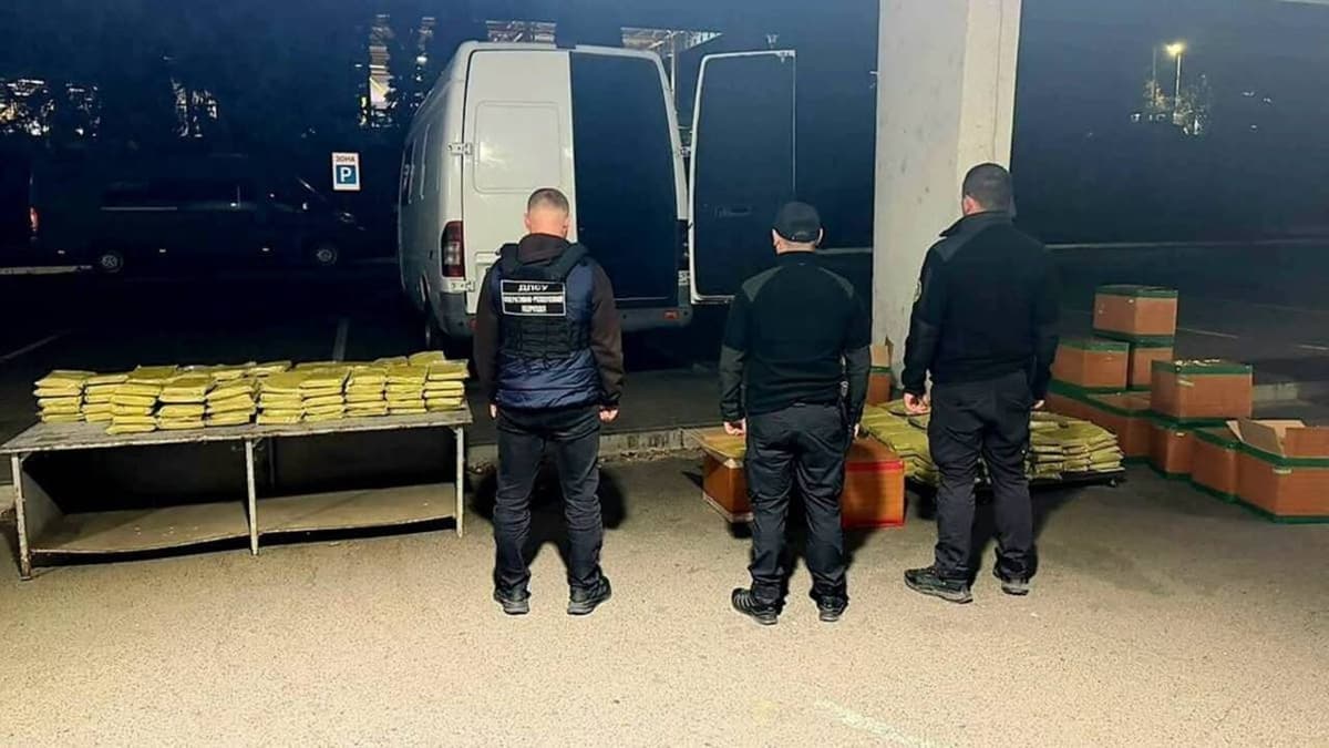 Csapnál fogták el a több mint 650 kilós kratom szállítmányt egy Mercedes kisbuszban
