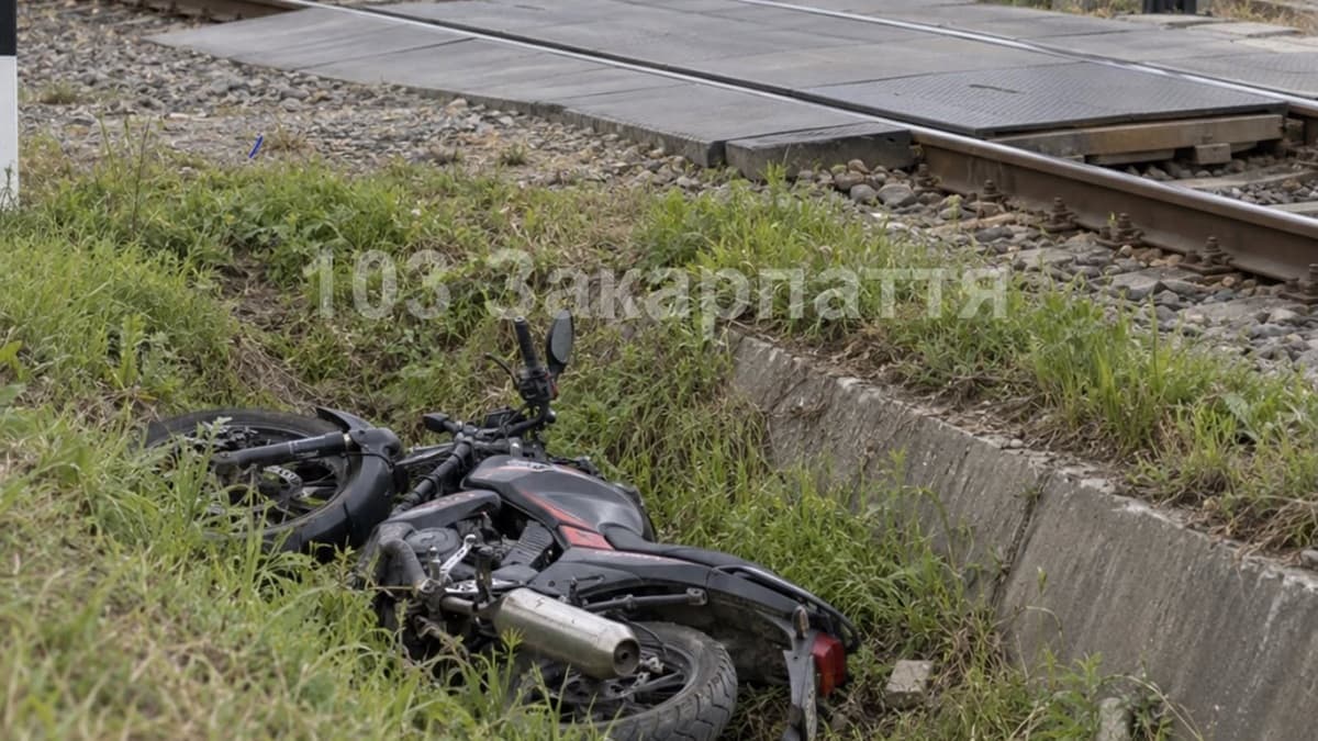Két fiatalt kórházba szállítottak egy motorbaleset után Nagyszőlősi járásban