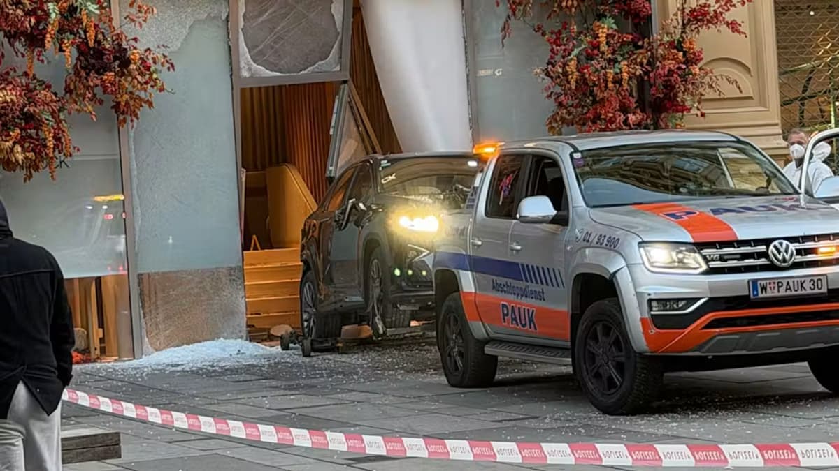 Luxusterepjáróval tört be egy ékszerüzletbe Bécs szívében