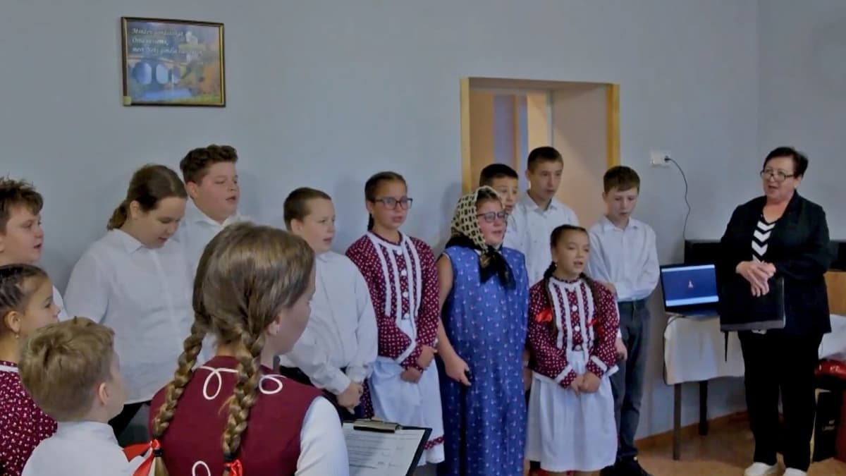 Vidám műsorral és kézműves ajándékokkal lepték meg a beregszászi időseket