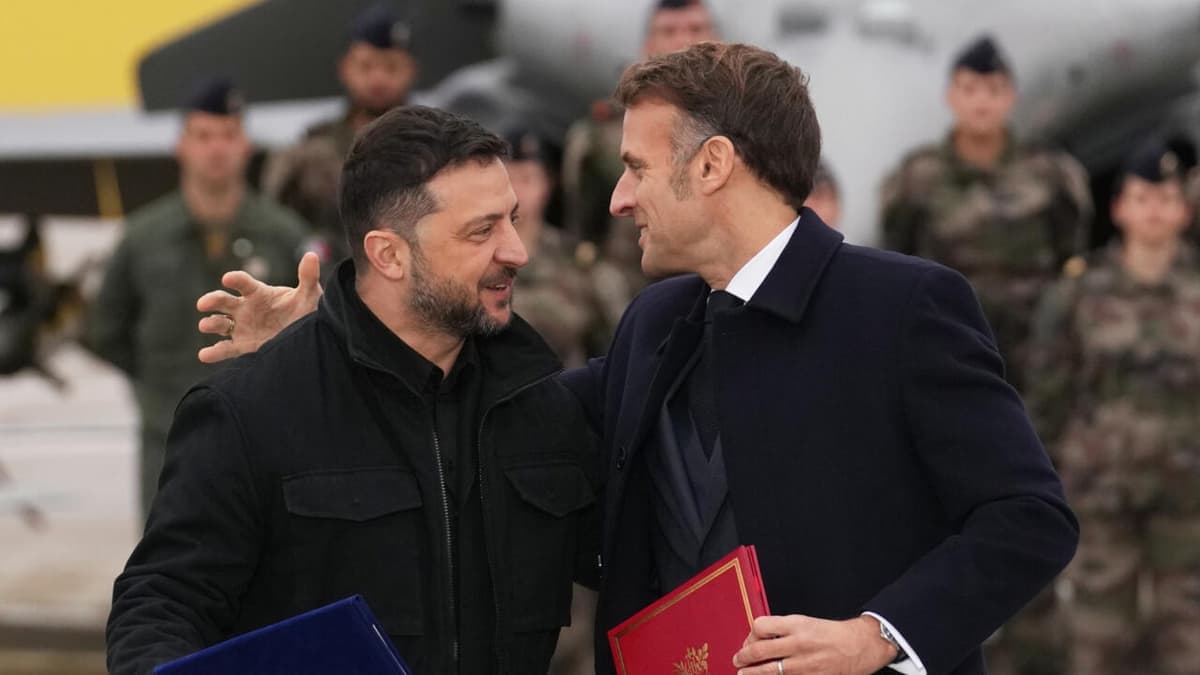 Macron: Franciaország felgyorsítja Ukrajna katonai támogatását az uniós egység jegyében