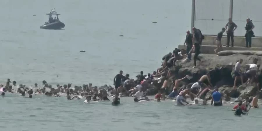 Tömeges illegális határátlépés okozott káoszt Ceutában