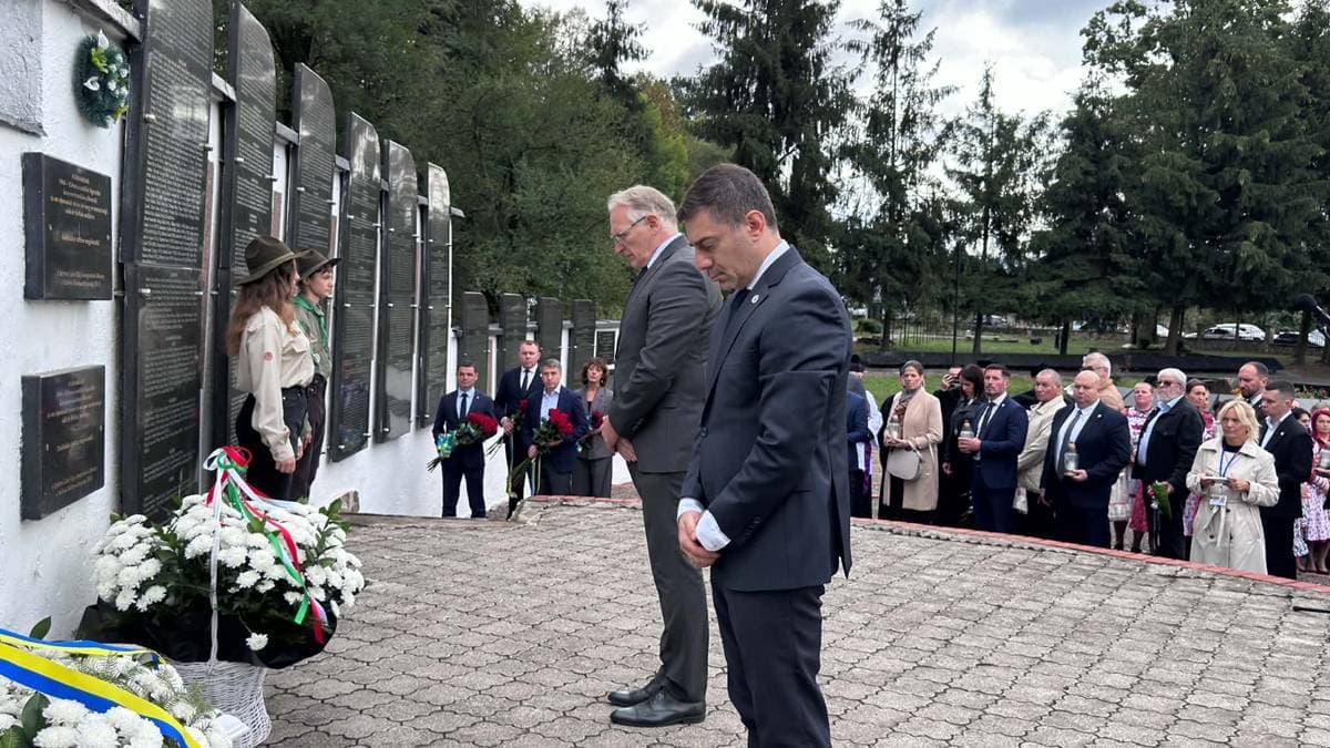 Közös tiszteletadás Szolyván az emberi jogokért