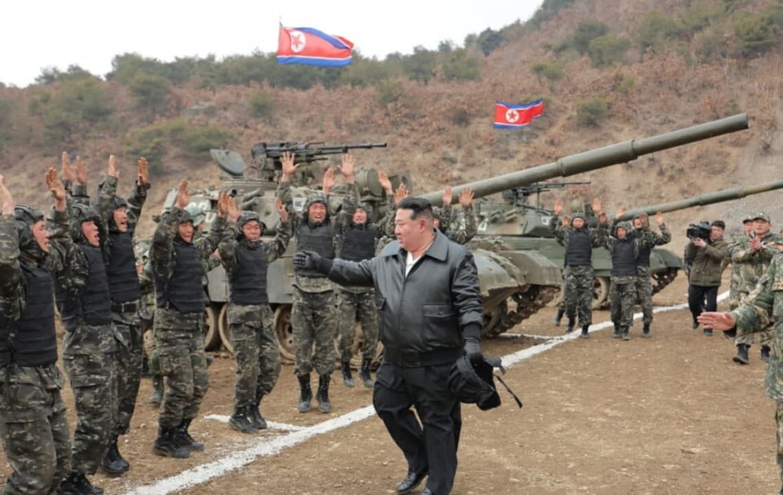 Észak-Korea folytatja fegyverszállításait Oroszországnak, katonák küldése késik