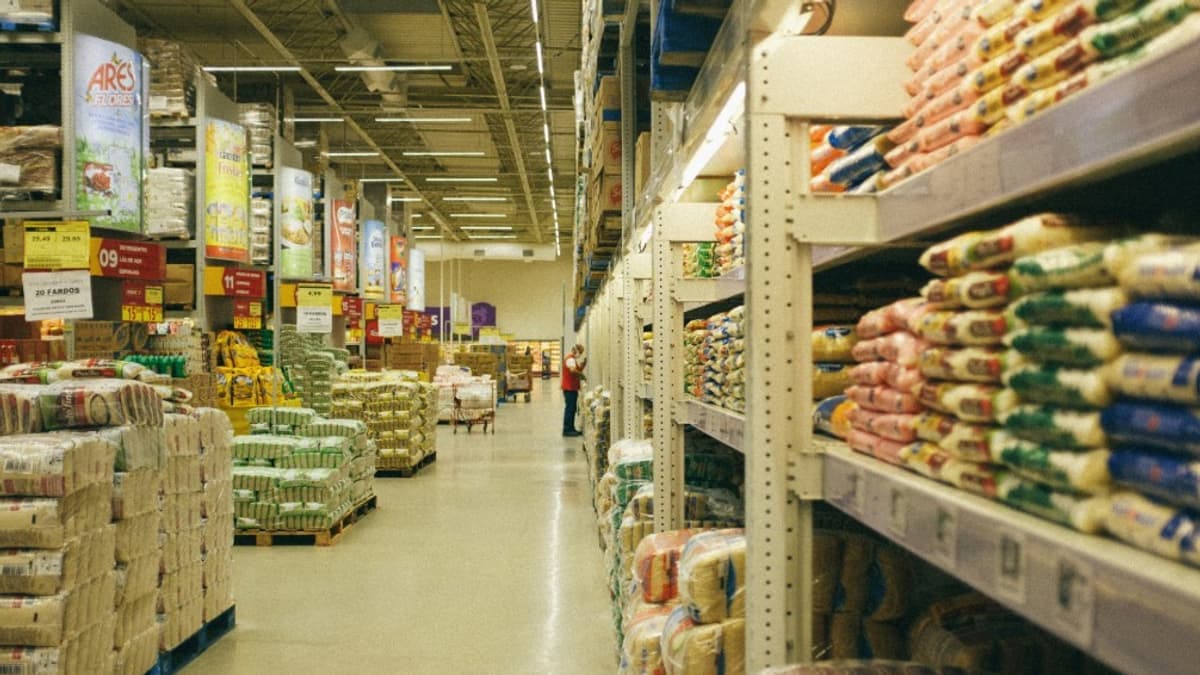 Auchan üzletekben korlátozzák bizonyos élelmiszerek vásárlását Ukrajnában