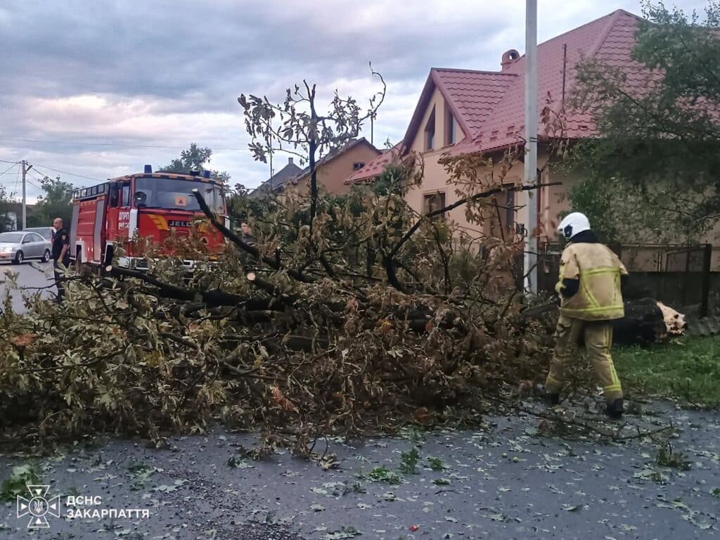 Makkosjánosiban súlyos károkat okozott a vihar, áramszünet a megyében