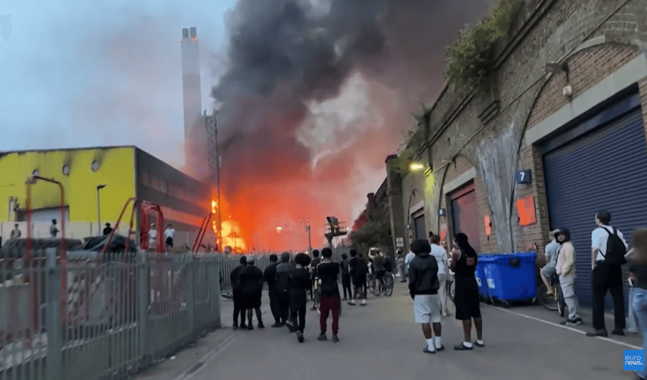 Nagy erejű tűzvész pusztított Londontól délkeletre egy újrahasznosító központban