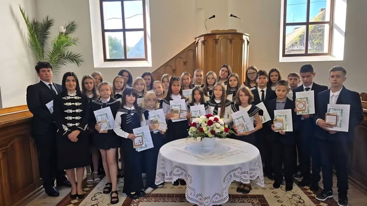Új diákpresbiterek vállalták hitüket és szolgálatukat a Péterfalvai Református Líceumban