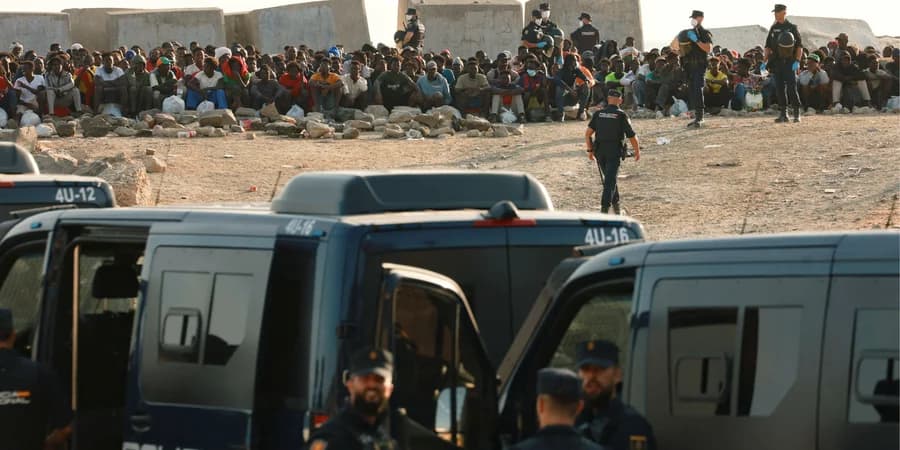 Ceutában több ezer migránst telepítenek át az egészségtelen strandi táborból