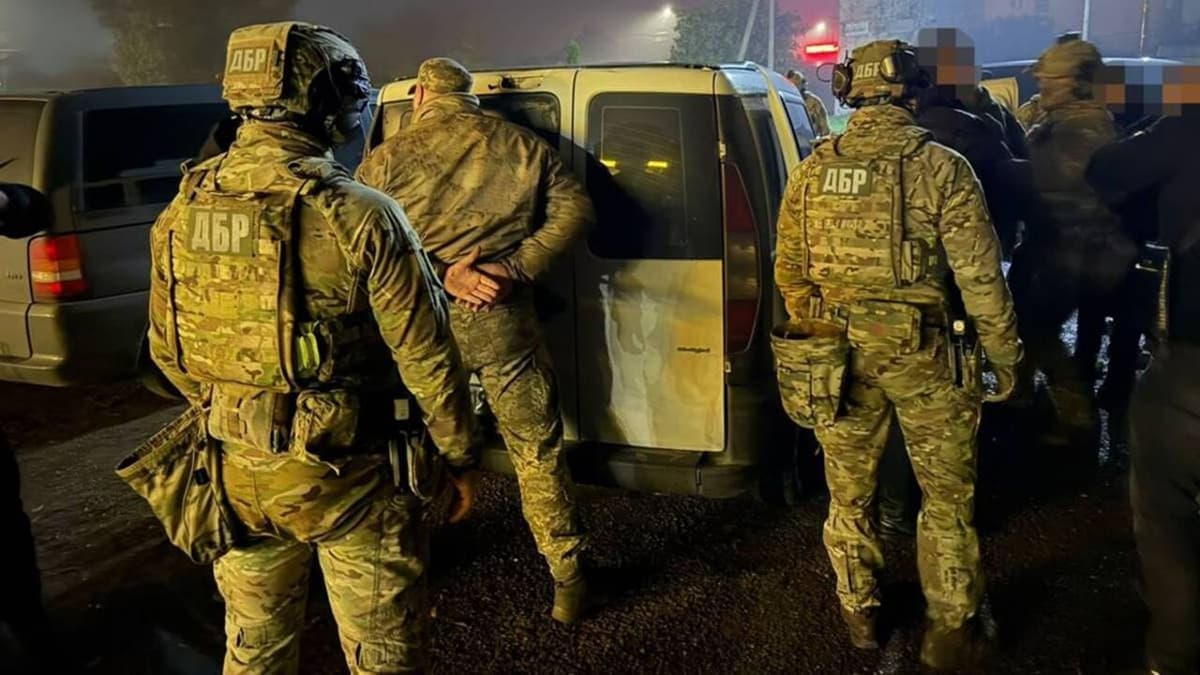 Kínzás és vesztegetés miatt őrizetben öt hadkiegészítő Csernyivciben