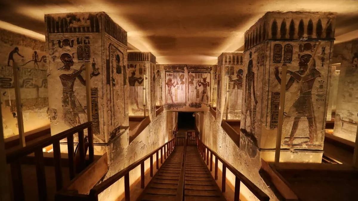 Rejtett kamrák nyomára bukkantak Tutanhamon sírjában – Nofertiti nyughelye lehet a titokzatos folyosó végén