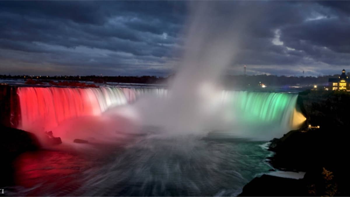 1956-os Forradalom: Magyar Színekben Világít a Niagara és a Krisztus-szobor