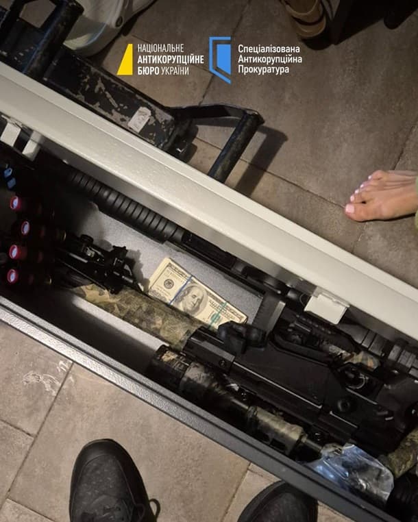 Kenőpénz miatt két ukrán katonát őrizetbe vettek REB-eszközök ügyében
