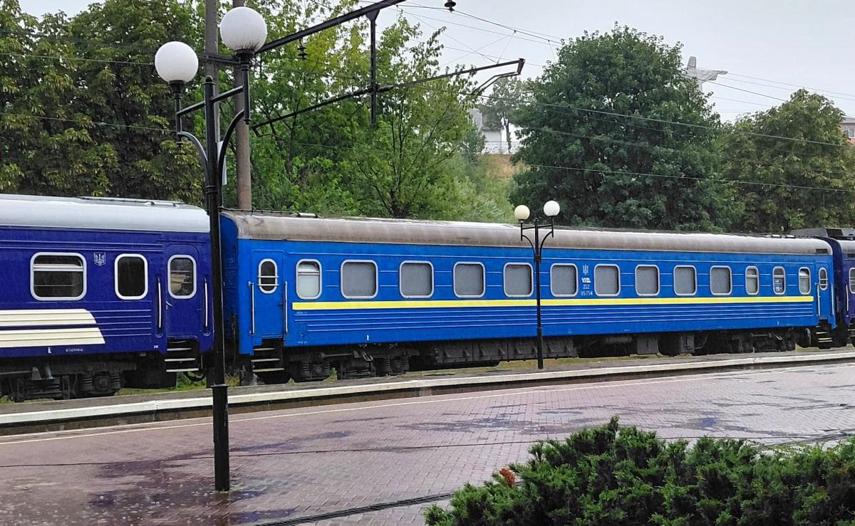 Többszörös, akár 12 órás vonatkésések Kárpátalján a harci események miatt