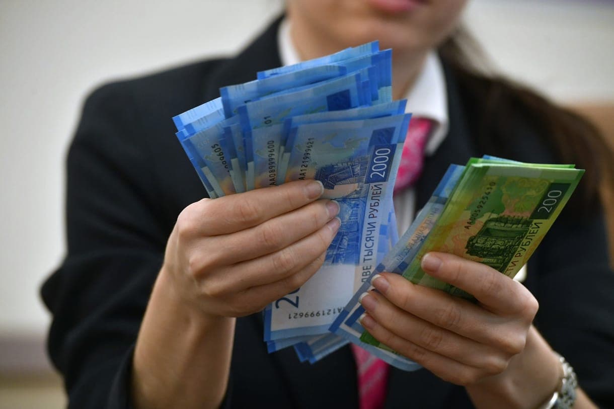 Oroszok tömegesen vonják ki pénzüket bankjaikból a háborús félelmek miatt