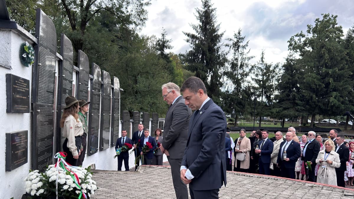 Szolyván közösen emlékeztek a sztálini diktatúra áldozataira a magyar és ukrán ombudsmanok