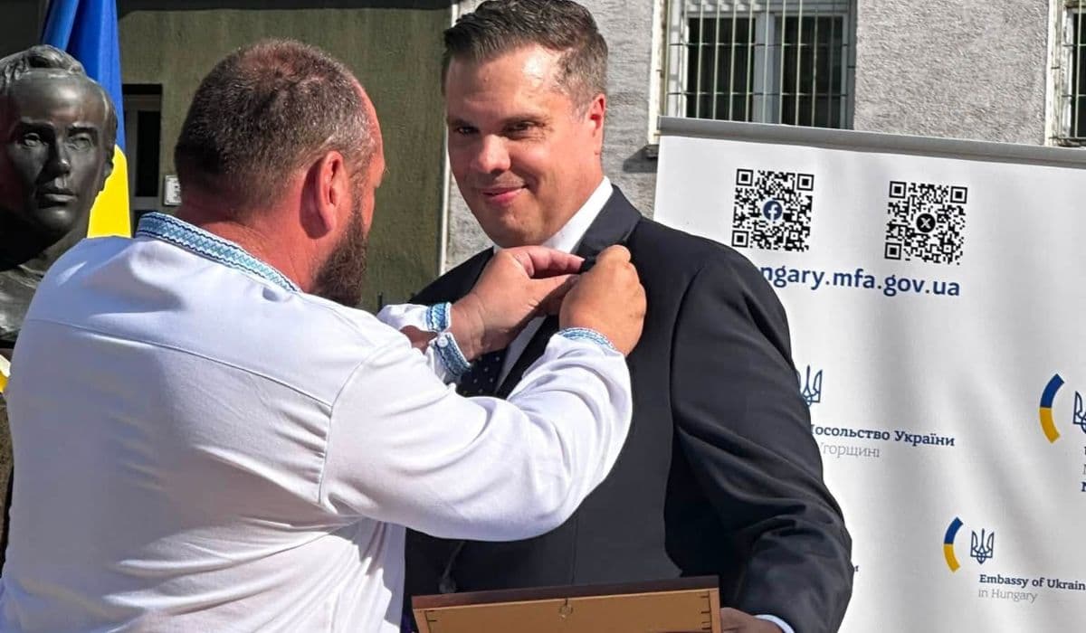 Dr. Both Miklóst Borostyánszív-elismeréssel tüntették ki a népzenei örökség megőrzéséért