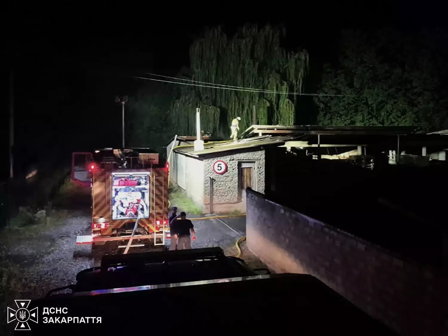 Rahói tűzoltók gyors beavatkozása megakadályozta a fatüzeléses üzemben keletkezett tűz terjedését